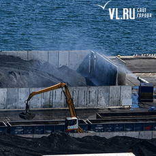 В порту Владивостока ведут открытую перевалку угля — жители Эгершельда жалуются на чёрную пыль 