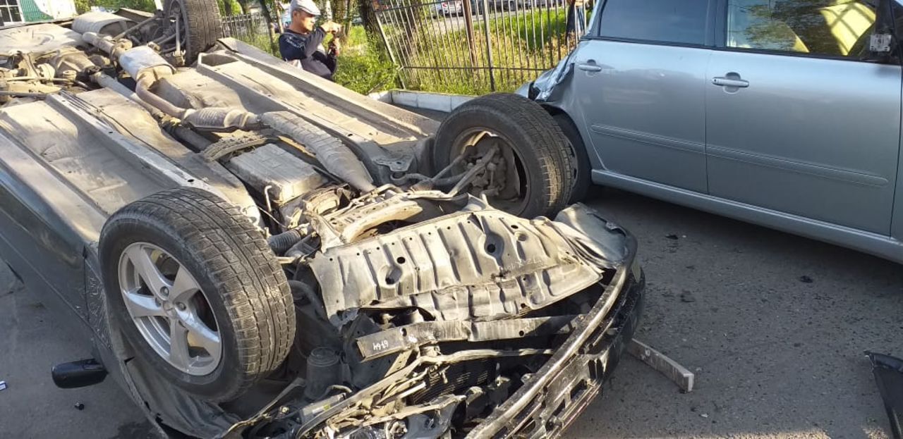 Пьяный водитель Chaser перевернулся во дворе автосервиса (ФОТО; ВИДЕО) —  Новости Хабаровска