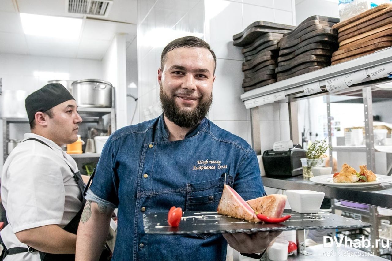 в любимой кафешке разреши но за столиком