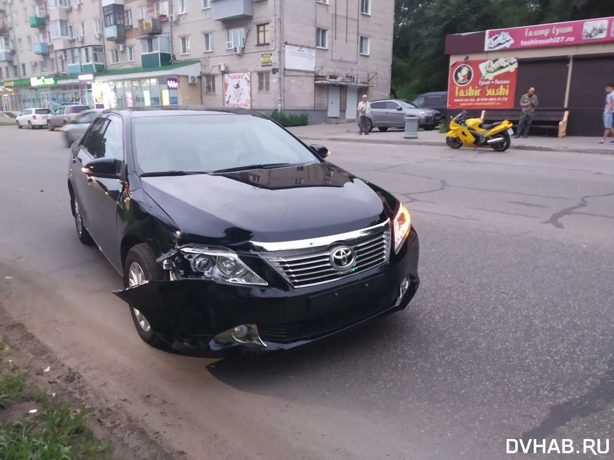 Байкера отправил в реанимацию водитель Toyota Camry при неосторожном  развороте (ФОТО) — Новости Хабаровска