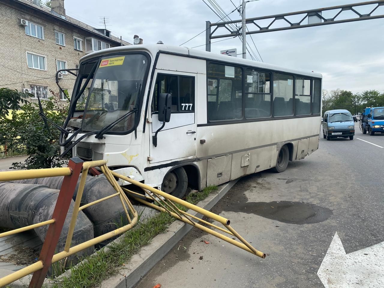 Водитель маршрутного такси разбил автобус на ровном месте (ФОТО) — Новости  Хабаровска