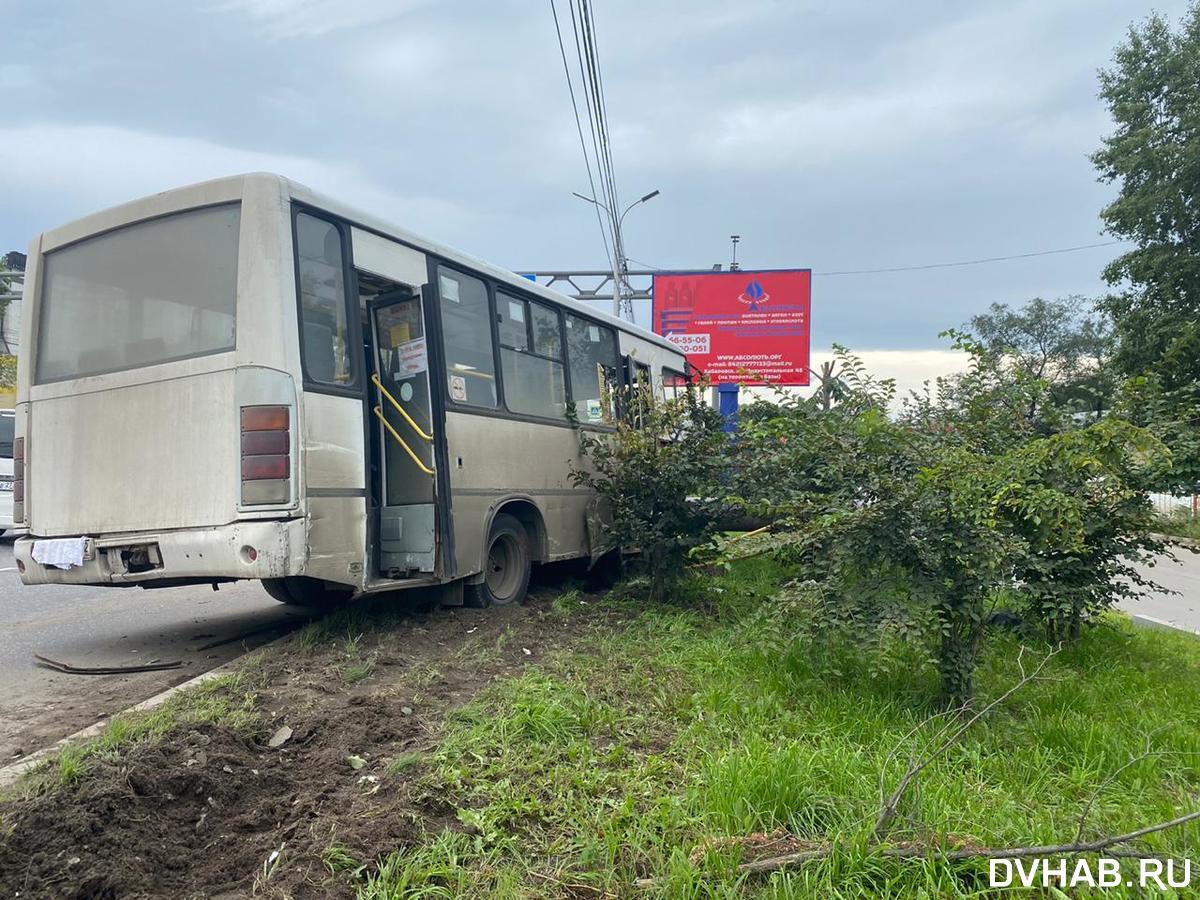 Водитель маршрутного такси разбил автобус на ровном месте (ФОТО) — Новости  Хабаровска