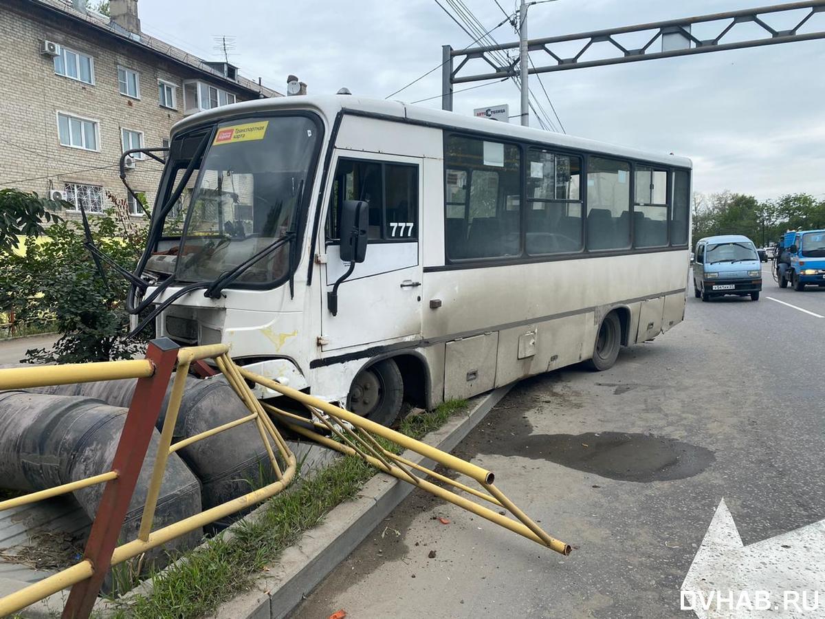 Водитель маршрутного такси разбил автобус на ровном месте (ФОТО) — Новости  Хабаровска