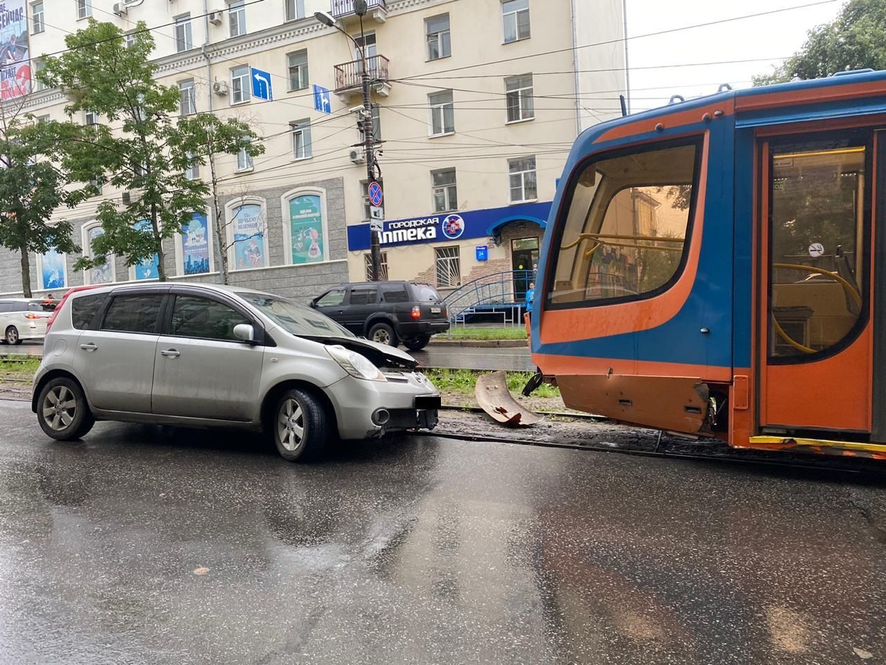 Пьяный водитель Note протаранил трамвай у здания Арбитражного суда (ФОТО) —  Новости Хабаровска