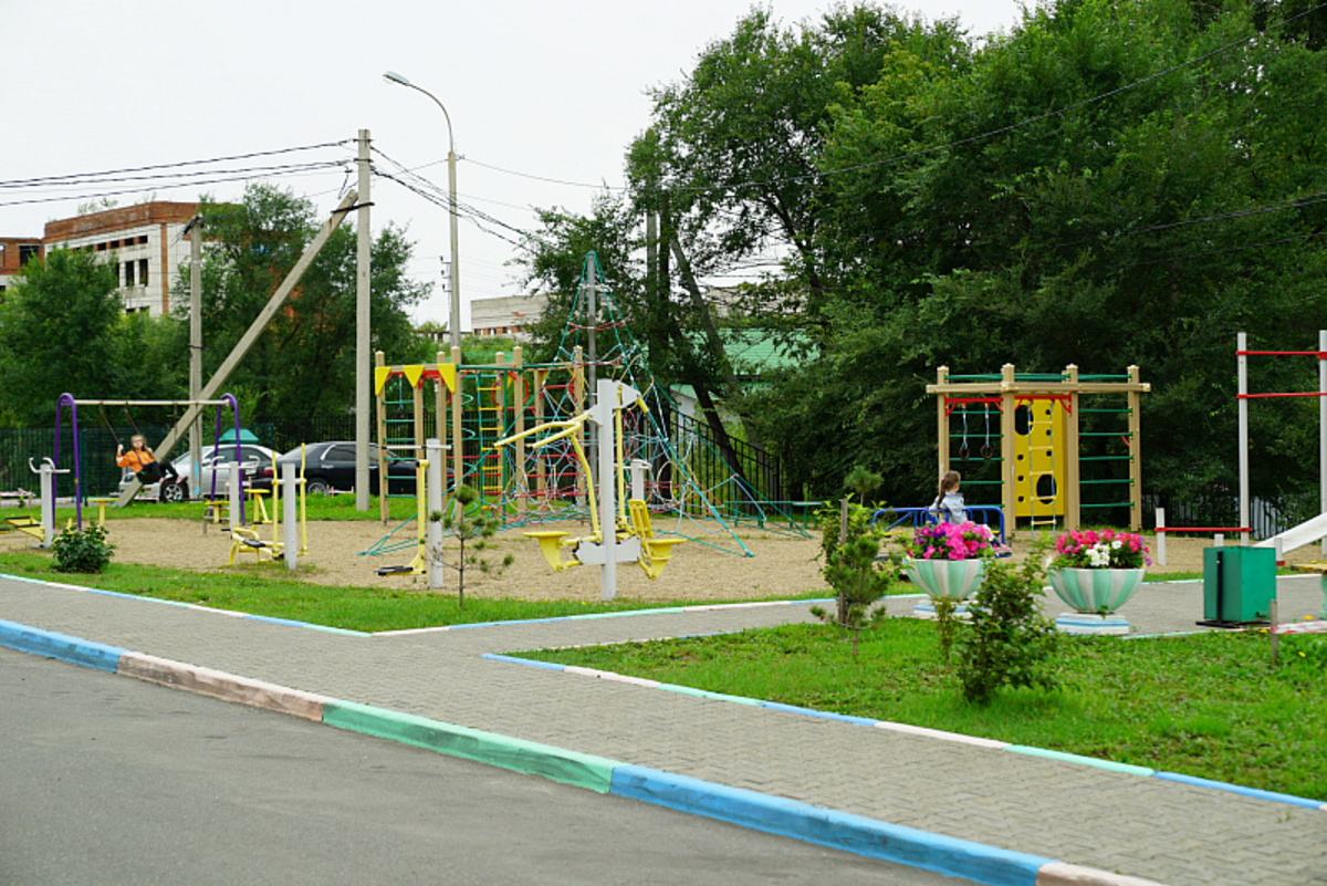 Дворы хабаровска. Хабаровск дворы. Красивые дворы в Хабаровске. Городской двор Хабаровска. Самый красивый двор Братск.