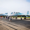 Для посетителей выставили в один ряд высотные истребители-перехватчики МиГ-31БМ, а также истребители Су-30М2 и Су-35С — newsvl.ru