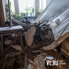 Во Владивостоке в квартире на Баляева рухнул потолок – восьмилетняя девочка чудом спаслась 