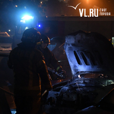 Toyota Probox сгорел ночью на проспекте Острякова во Владивостоке 