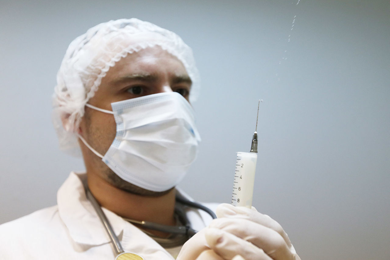 Глава краевого минздрава сделал прививку от коронавируса российской вакциной