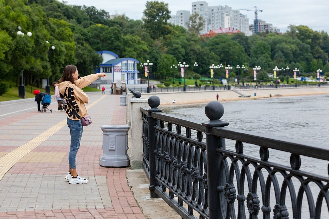 Известные хабаровчане. Женщина на набережной. Набережная Хабаровск. Фестиваль на набережной Хабаровск. Хабаровск девушки набережная.