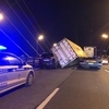 На Золотом мосту упавший с фуры контейнер придавил две машины – ДТП до сих пор не разобрали (ФОТО)