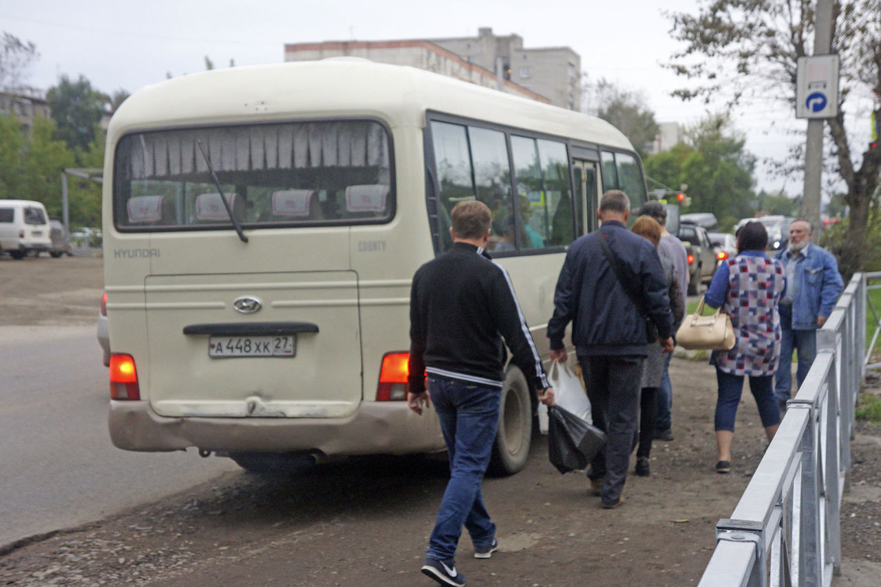 Пассажиры автобуса № 32 перепрыгивают через забор на остановке «Лазо»  (ФОТО; ВИДЕО) — Новости Хабаровска