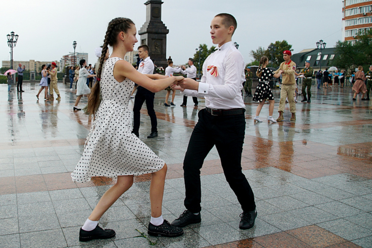Когда выйдут танцы 2. Майский вальс Хабаровск. Выпускной вальс под дождем. Школьники танцуют вальс.