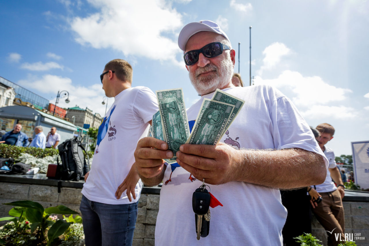 «Деньги Госдепа» раздавали на акции в поддержку Хабаровска во Владивостоке (ФОТО)
