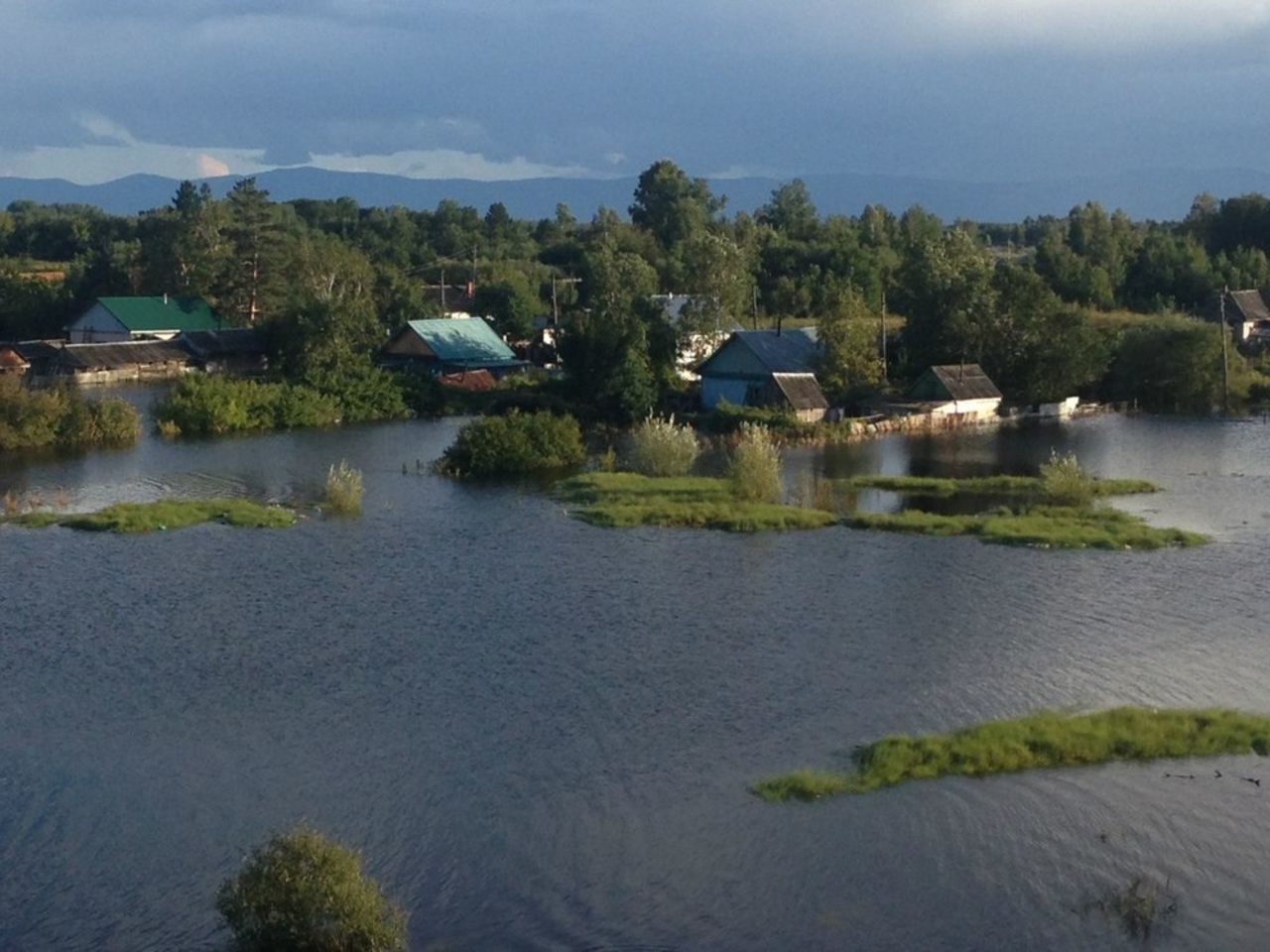 Почти десять дорог ушло под воду в Хабаровском крае