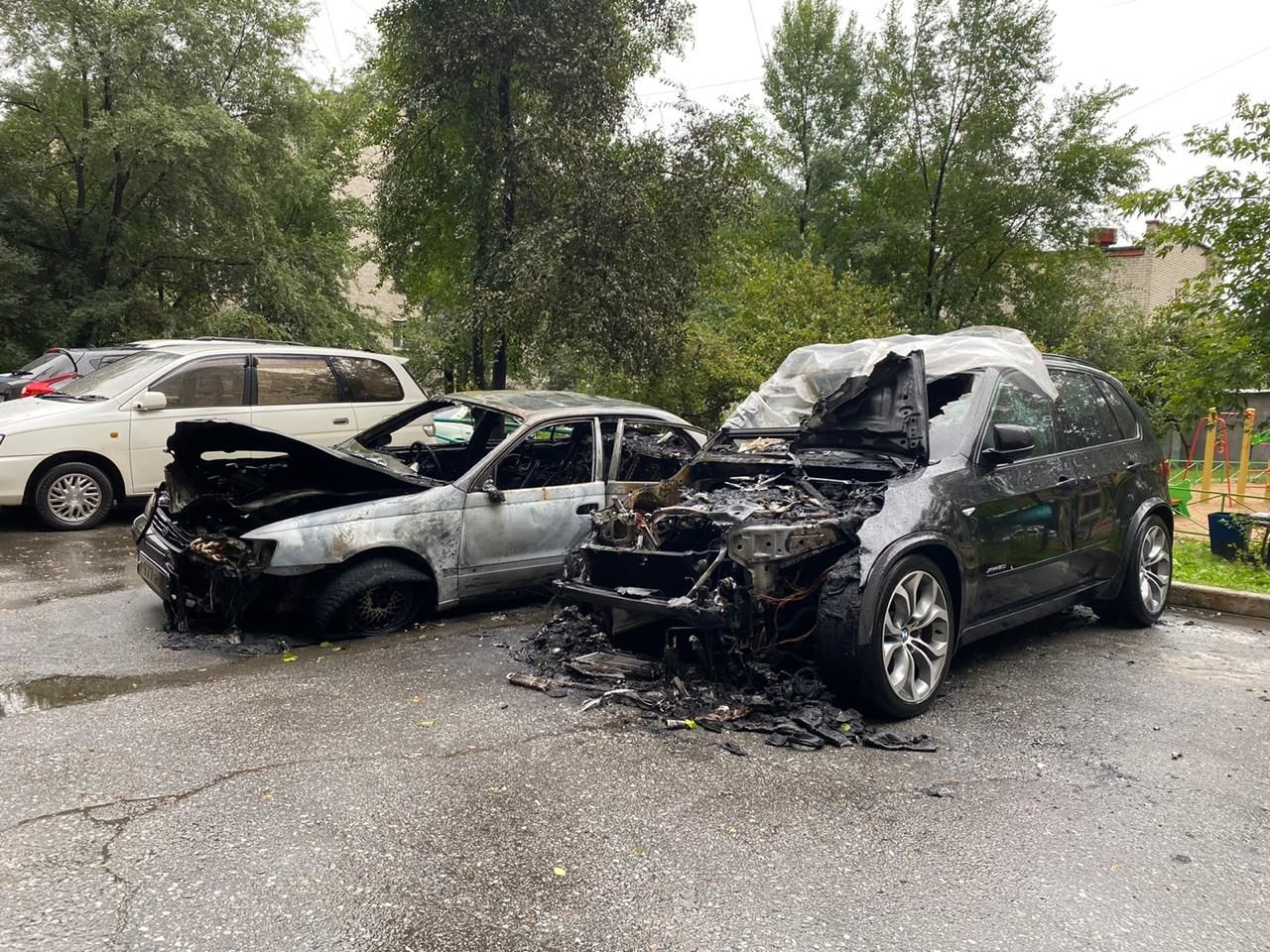 Представительский BMW и седан пенсионера сгорели на Серышева (ФОТО) —  Новости Хабаровска