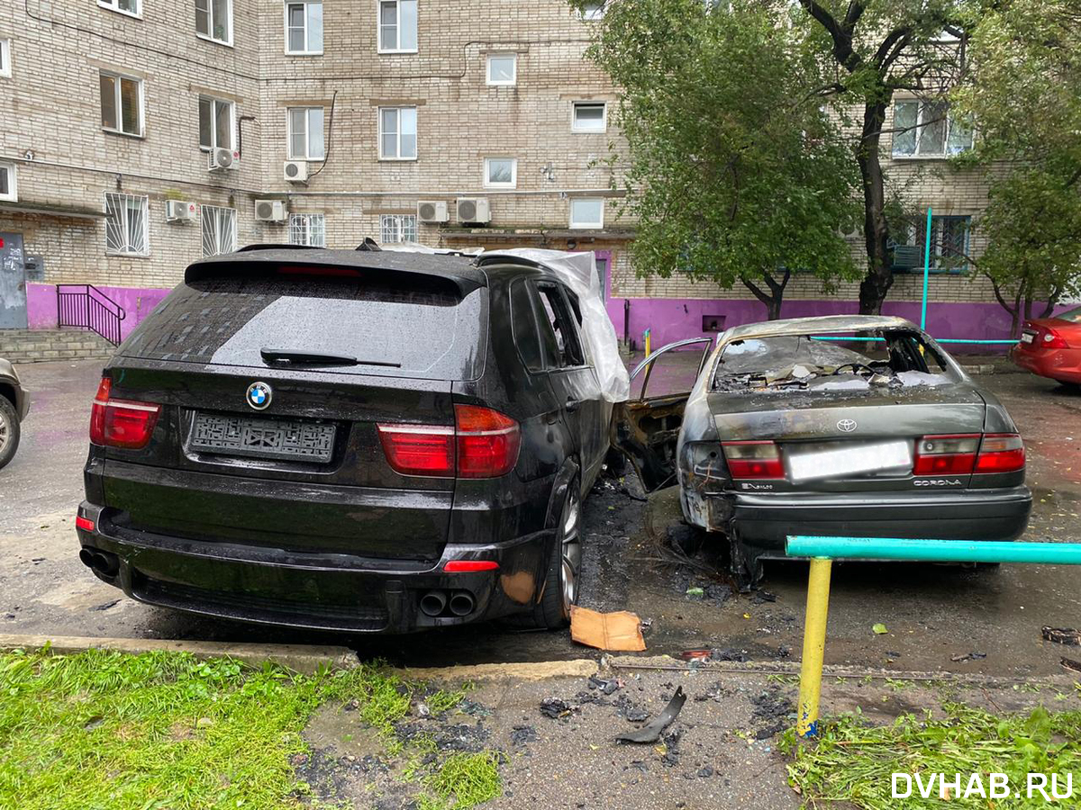 Представительский BMW и седан пенсионера сгорели на Серышева (ФОТО) —  Новости Хабаровска