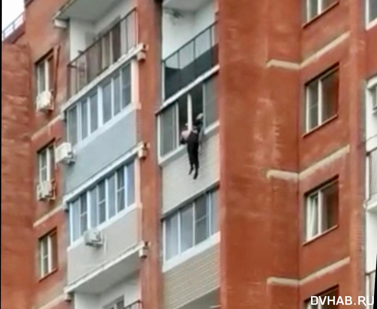 Закрыл девушку на балконе. Задумчивая девушка на балконе со спины с телефоном. Девушка на балконе. Турция девушка с книгой на балконе. Женщина у окна фото.