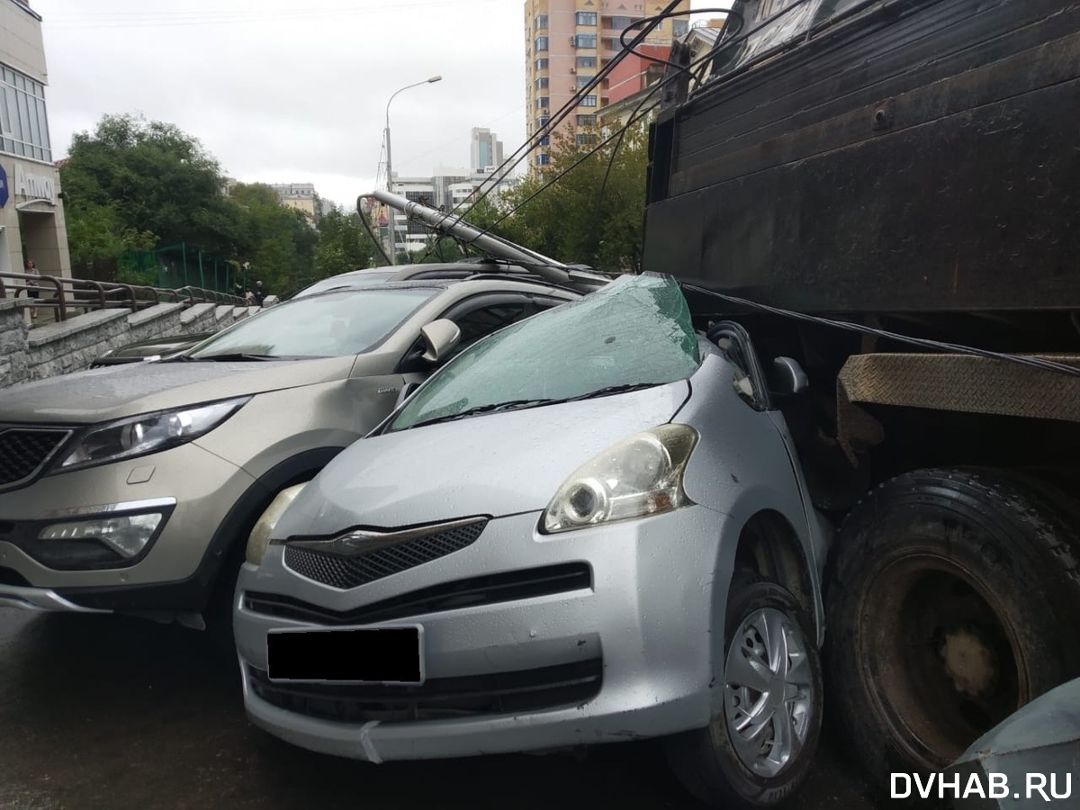 Без тормозов: двенадцать машин собрал самосвал в центре Хабаровска (ФОТО;  ВИДЕО) — Новости Хабаровска