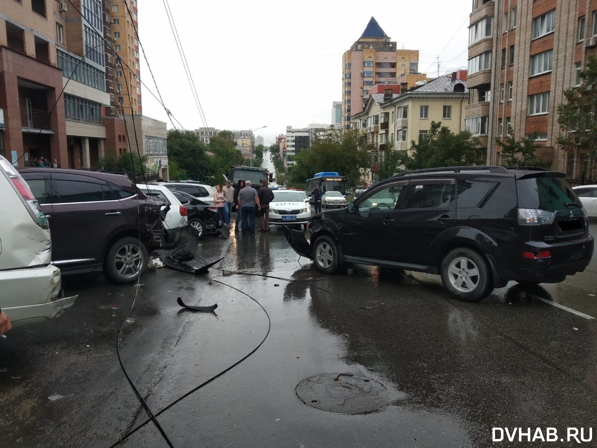 Без тормозов: двенадцать машин собрал самосвал в центре Хабаровска (ФОТО;  ВИДЕО) — Новости Хабаровска