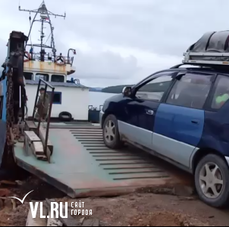 Застрявших на острове Путятина туристов с автомобилями начали вывозить на материк