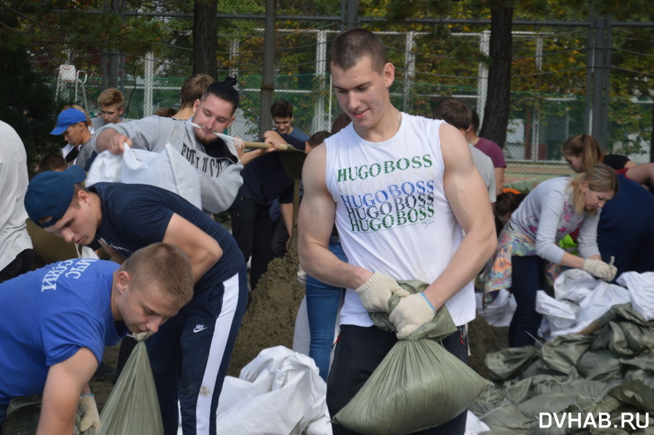 Защищать от паводка набережную в Хабаровске добровольно пришли только студенты (ФОТО; ВИДЕО)