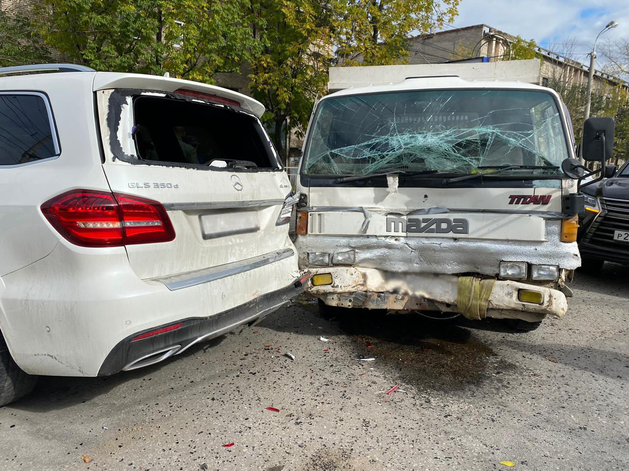 Новый Mercedes разбил водитель самосвала на проспекте (ФОТО) — Новости  Хабаровска