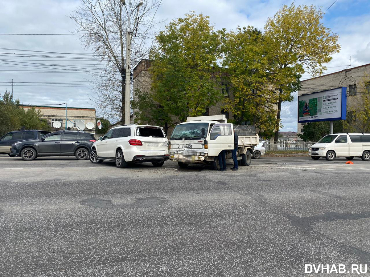 Новый Mercedes разбил водитель самосвала на проспекте (ФОТО) — Новости  Хабаровска