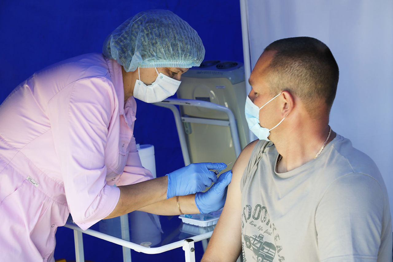 Для вакцинации от гриппа врачей в Хабаровске будут вызывать прямо в офис