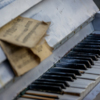 К пианино прилагаются и пожелтевшие от времени ноты — newsvl.ru