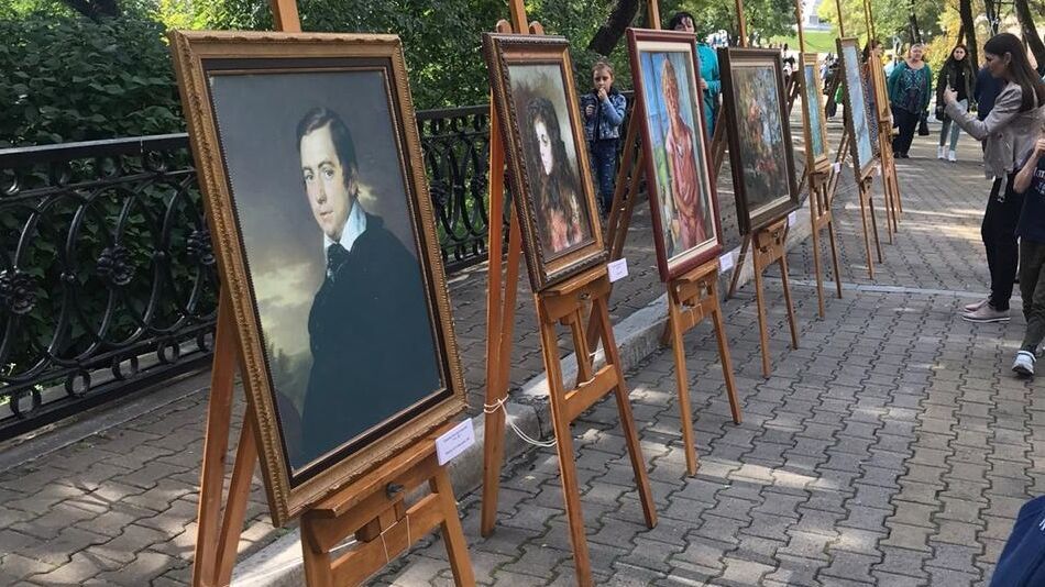 На улицу выставили редкие картины из художественного музея Хабаровска (ФОТО)