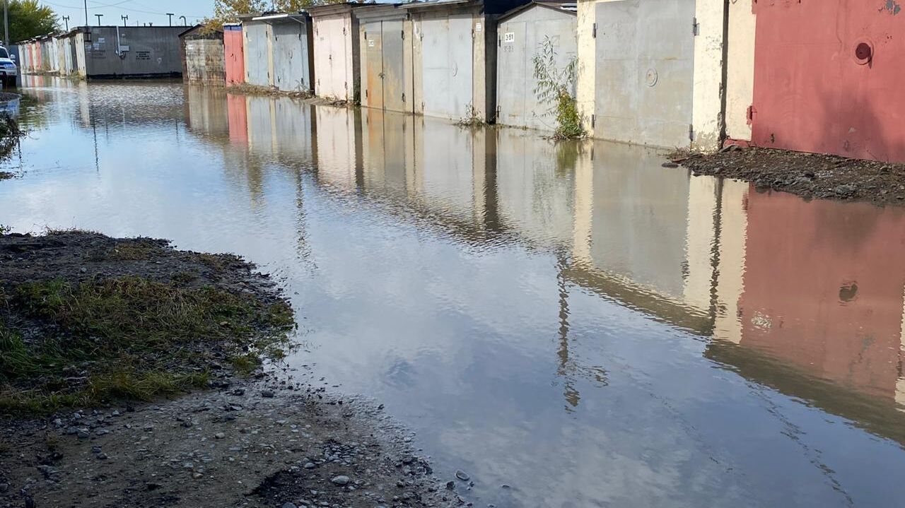 Приказано затопить: ГСК залило водой из-за открытия дамбы в затоне (ФОТО;  ВИДЕО) — Новости Хабаровска