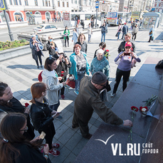 Во Владивостоке активисты почтили память журналистки Ирины Славиной вместо перфоманса на центральной площади 