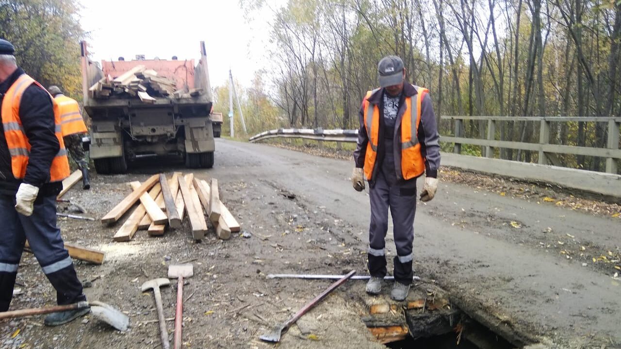 На дороге Селихино - Николаевск-на-Амуре пассажирский автобус провалился в яму