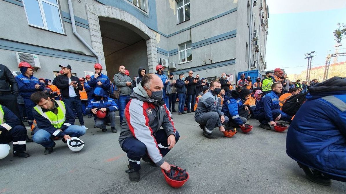 Новости к завтраку: во Владивостокском порту протестующие закидали касками президента FESCO