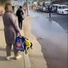 В районе Второй Речки меняют участок теплотрассы — возле автобусной остановки разлился ручей горячей воды (ВИДЕО)