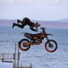 Вип – это трюк, в котором делают разворот мотоцикла в воздухе на 90 градусов, а затем возвращают его обратно  — newsvl.ru