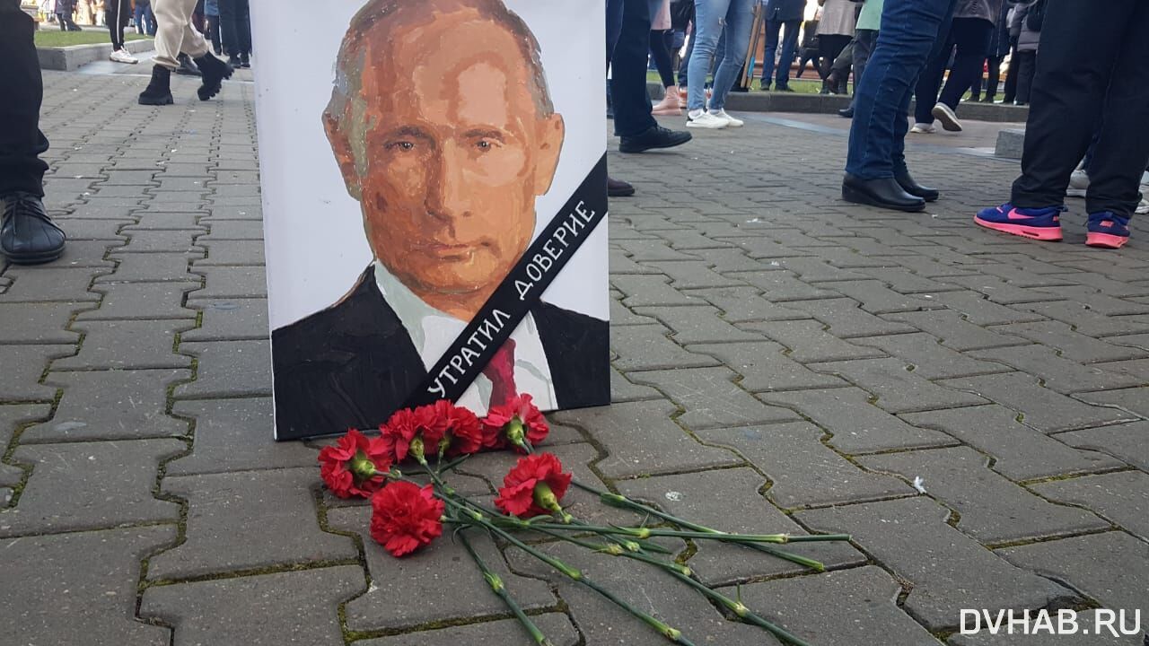 Войну никто не хочет. Против Путина 2021. Портрет Путина с черной ленточкой.