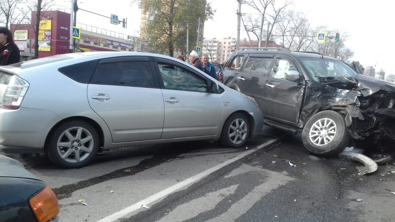 Бетоновоз и три машины повреждены в спорном ДТП в Хабаровске (ФОТО) —  Новости Хабаровска