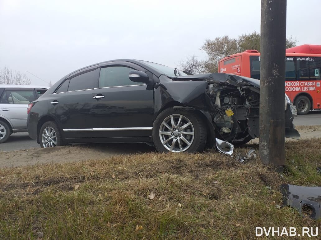 Три машины Toyota и столб повреждены при столкновении в Хабаровске (ФОТО) —  Новости Хабаровска