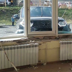 Жительница Владивостока на УАЗ «Патриот» съехала с косогора и врезалась в стену школы в Снеговой Пади 