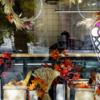 Тыквы, хлеб и колосья, украшенные осенними листьями, в "Лакомке" — newsvl.ru
