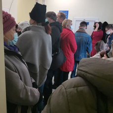 Жители Лесозаводска часами стоят в очередях за получением неотложной помощи и не могут дозвониться до скорой 