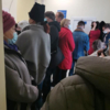 Люди проводят много часов в очереди в поликлинике, чтобы получить помощь врачей — newsvl.ru