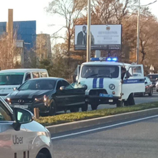 ДТП с машиной полицейского конвоя и Mercedes усугубило пробку в час пик во Владивостоке