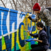 Талантливая молодёжь, победившая на фестивале граффити, хочет своей работой подарить радостное настроение горожанам    — newsvl.ru