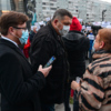 Кирилл Солгалов и Пётр Евтушенко пытались пообщаться с жильцами Шилкинской, 4 — newsvl.ru