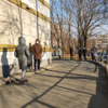 Пациенты поликлиники № 3 ждут очереди на улице — newsvl.ru
