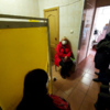В тесном помещении сидят и медики, и пациенты — newsvl.ru