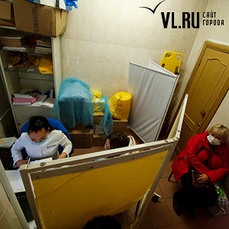 Пациенты поликлиники №3 во Владивостоке дожидаются приёма врача на улице 